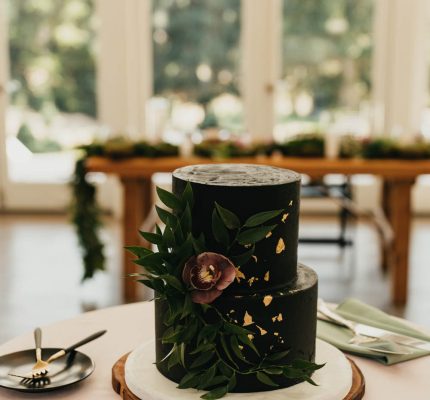black and gold wedding cake design